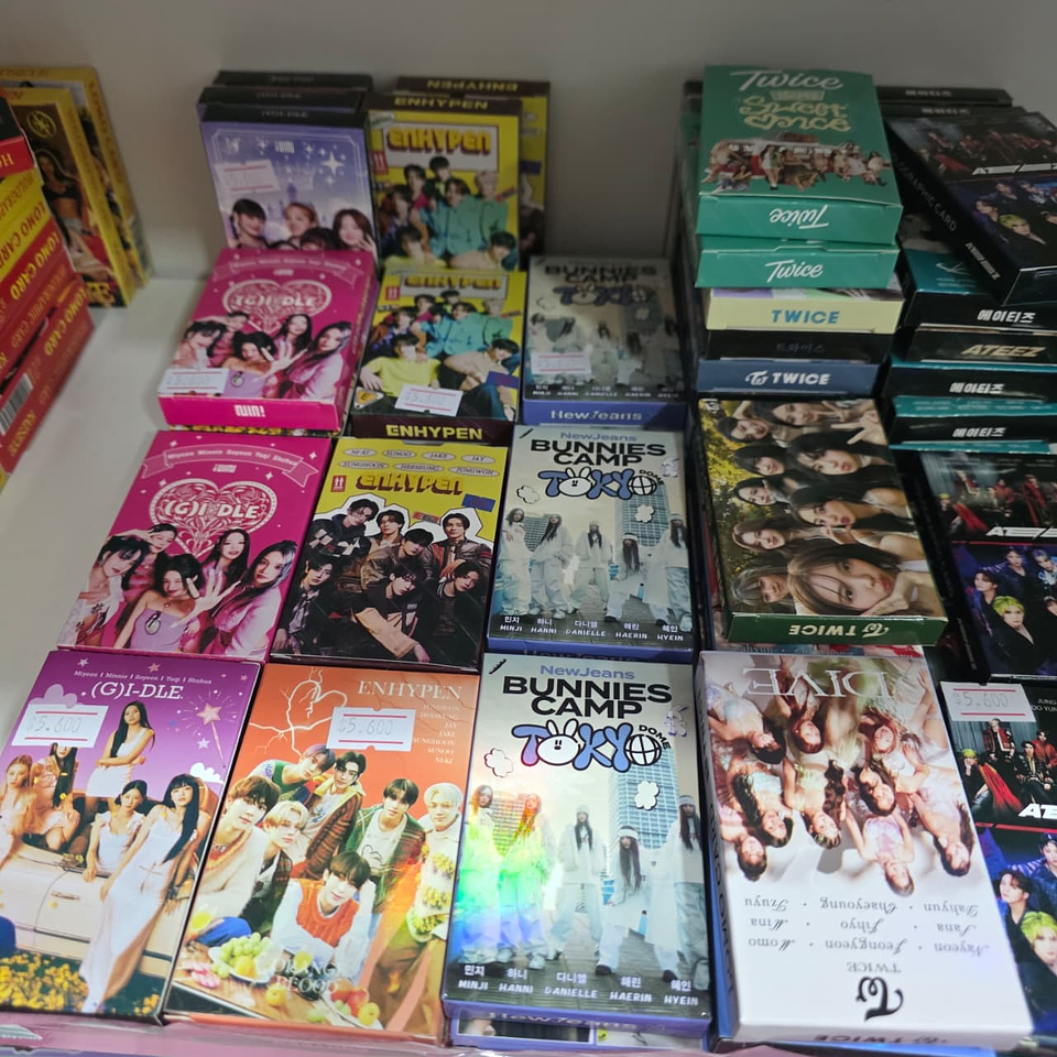 CAJA 30 PHOTOCARDS HOLOGRÁFICAS 1