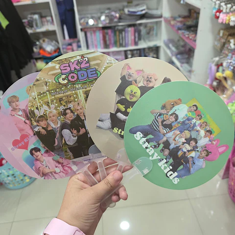 ABANICO STRAY KIDS PLÁSTICO GRUPAL