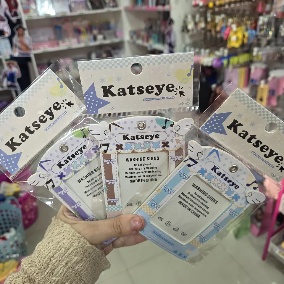 HOLDER CUERINA - KATSEYE 1