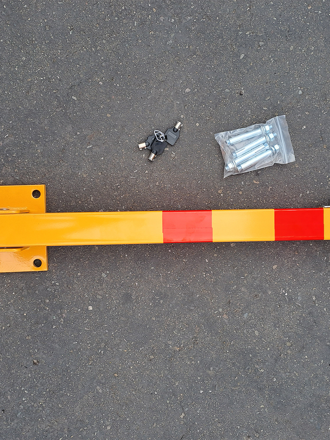 Protector para Estacionamiento con llave y pernos de anclaje 4