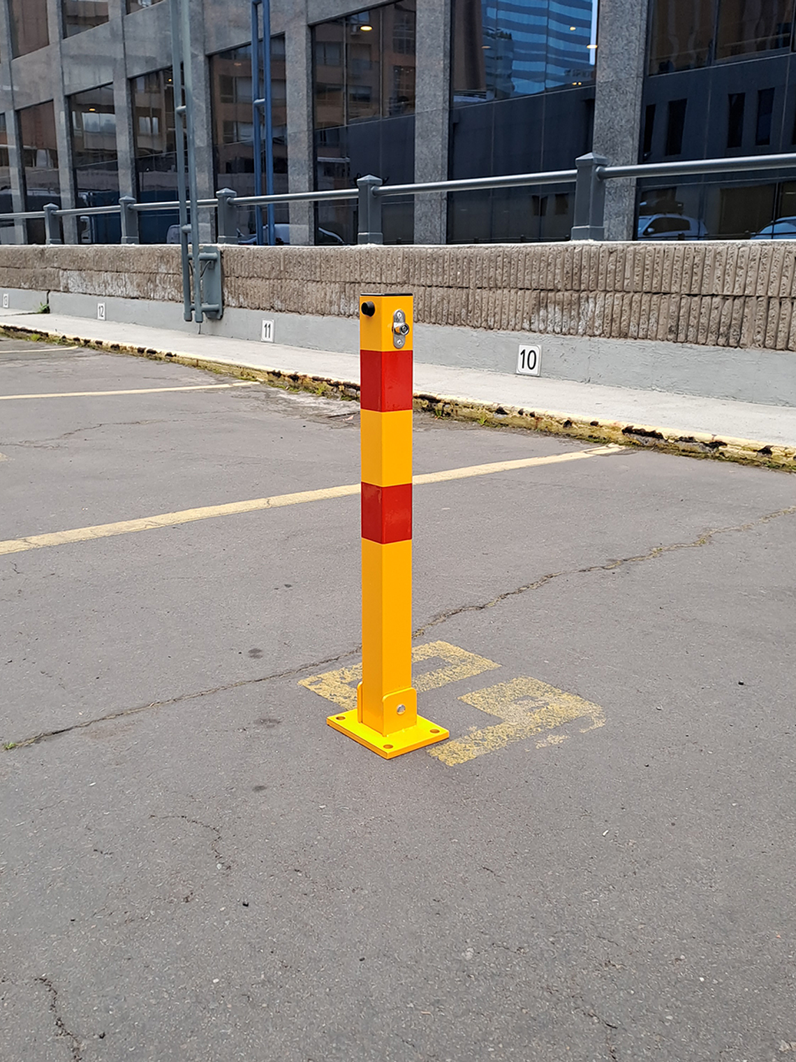 Protector para Estacionamiento con llave y pernos de anclaje 5