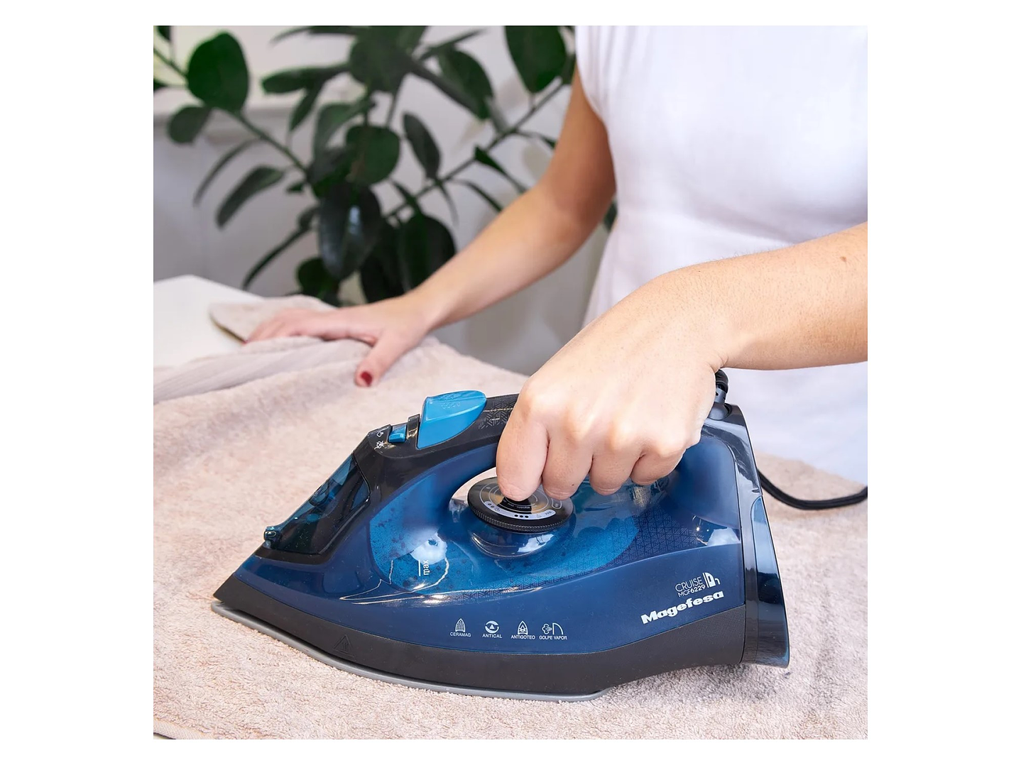 Plancha Vapor para Ropa 2400w Cruise Blue MGF6229 Magefesa 5