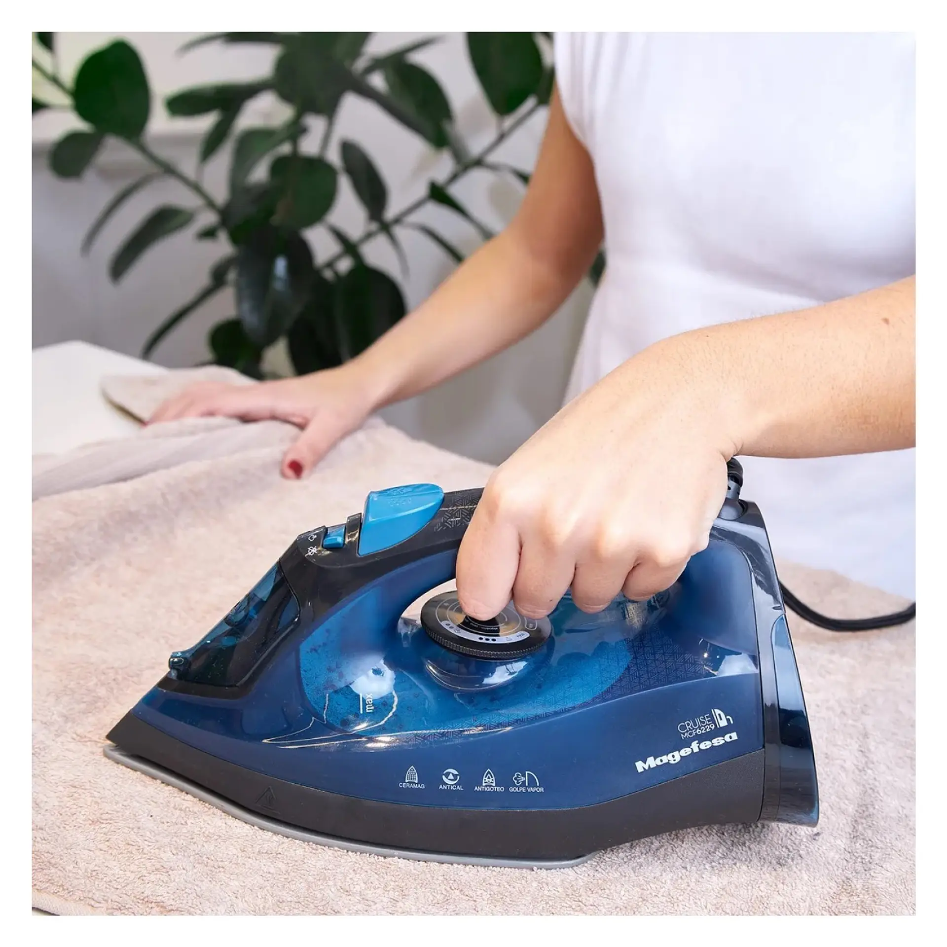 Plancha Vapor para Ropa 2400w Cruise Blue MGF6229 Magefesa 5