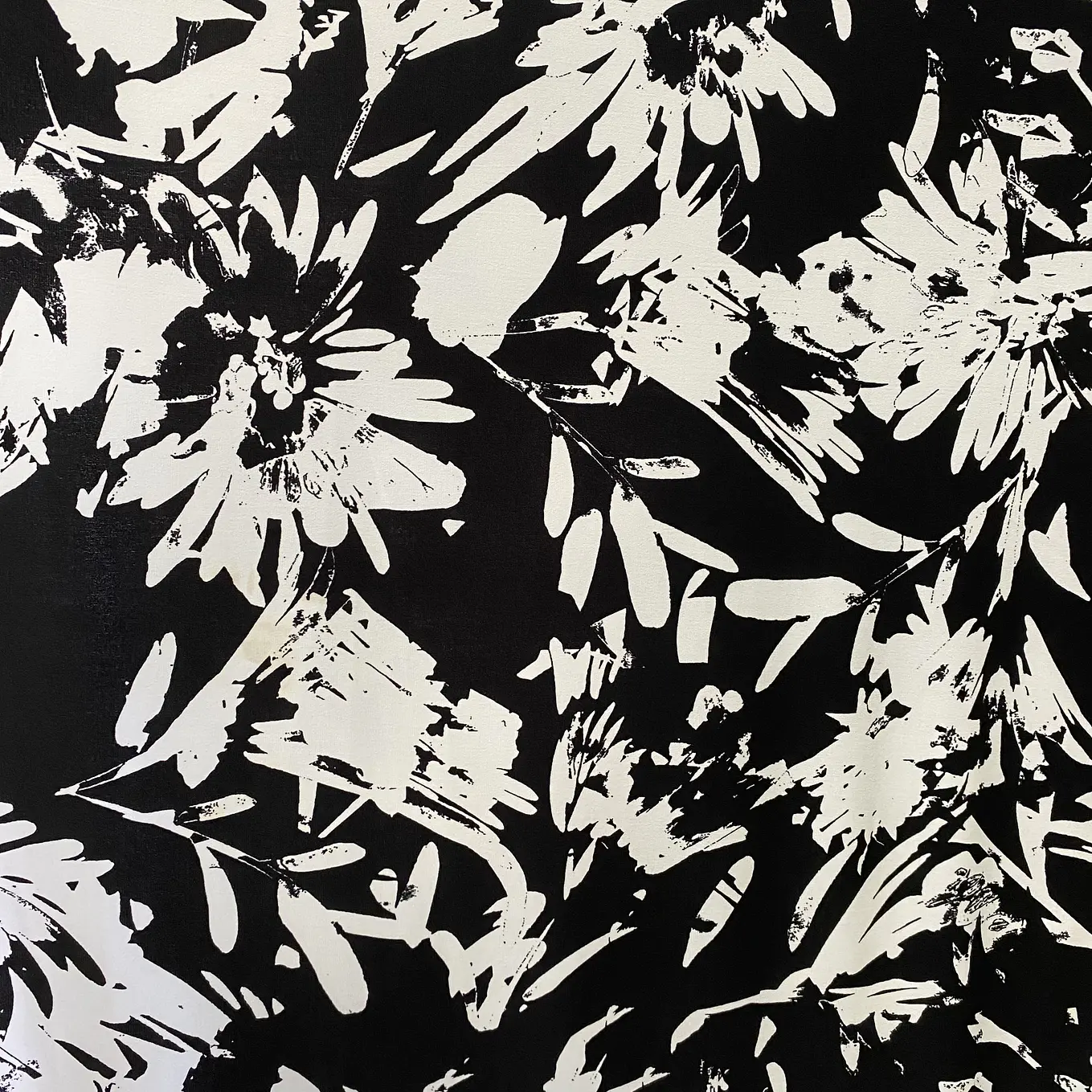 Lycra Fria Flores Blanco y Negro 2