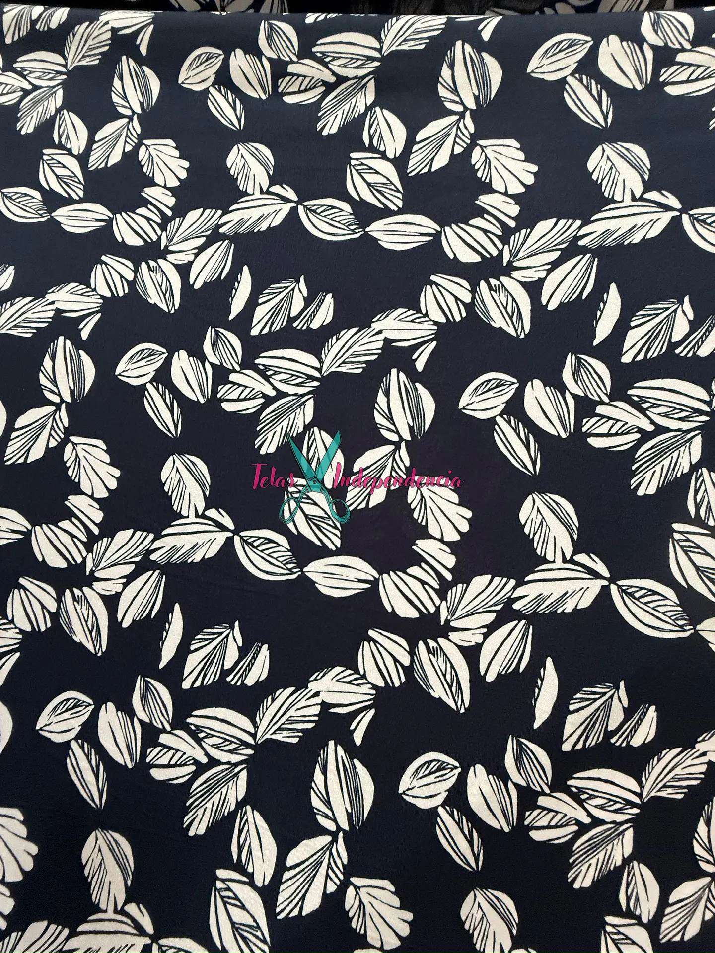 Lycra Fria Flores Blanco y Negro 3