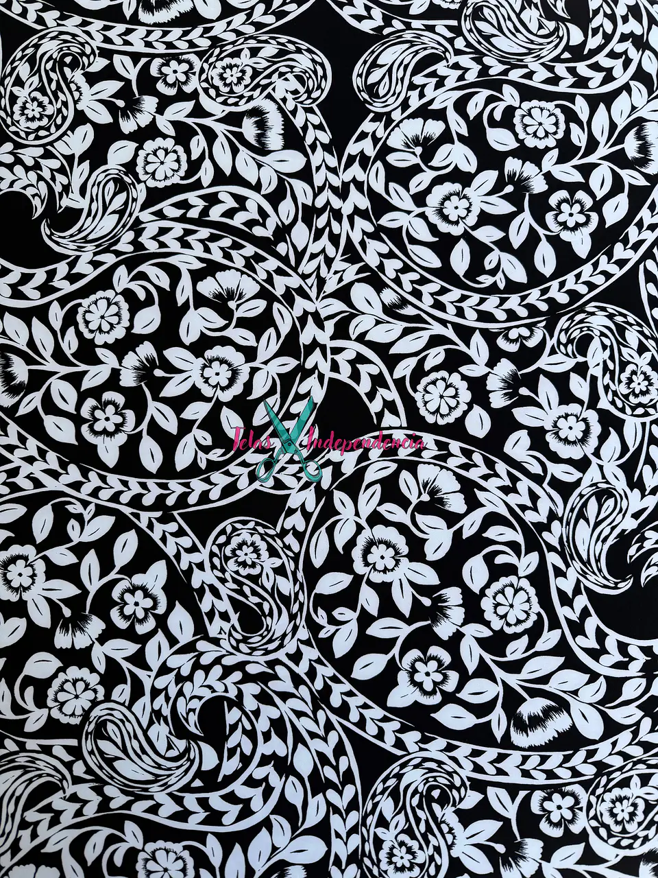 Lycra Fria Flores Blanco y Negro 4