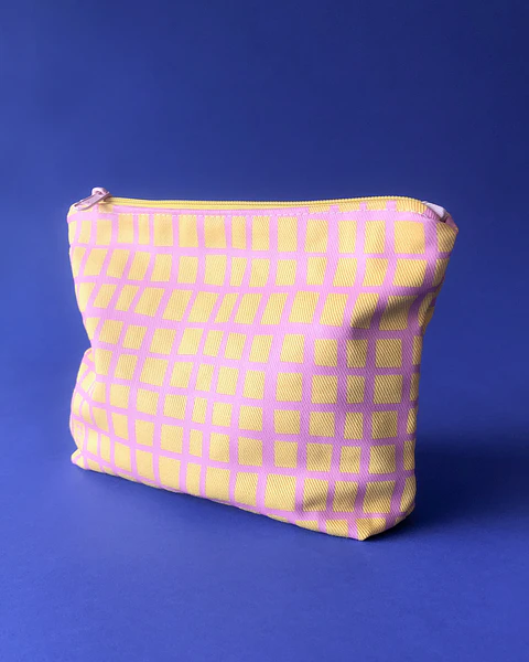 Cartuchera cuadros rosado sobre amarillo