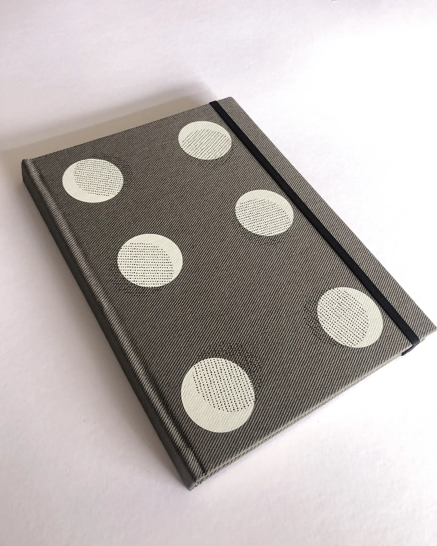Cuaderno lunares gris, hojas rayadas 1