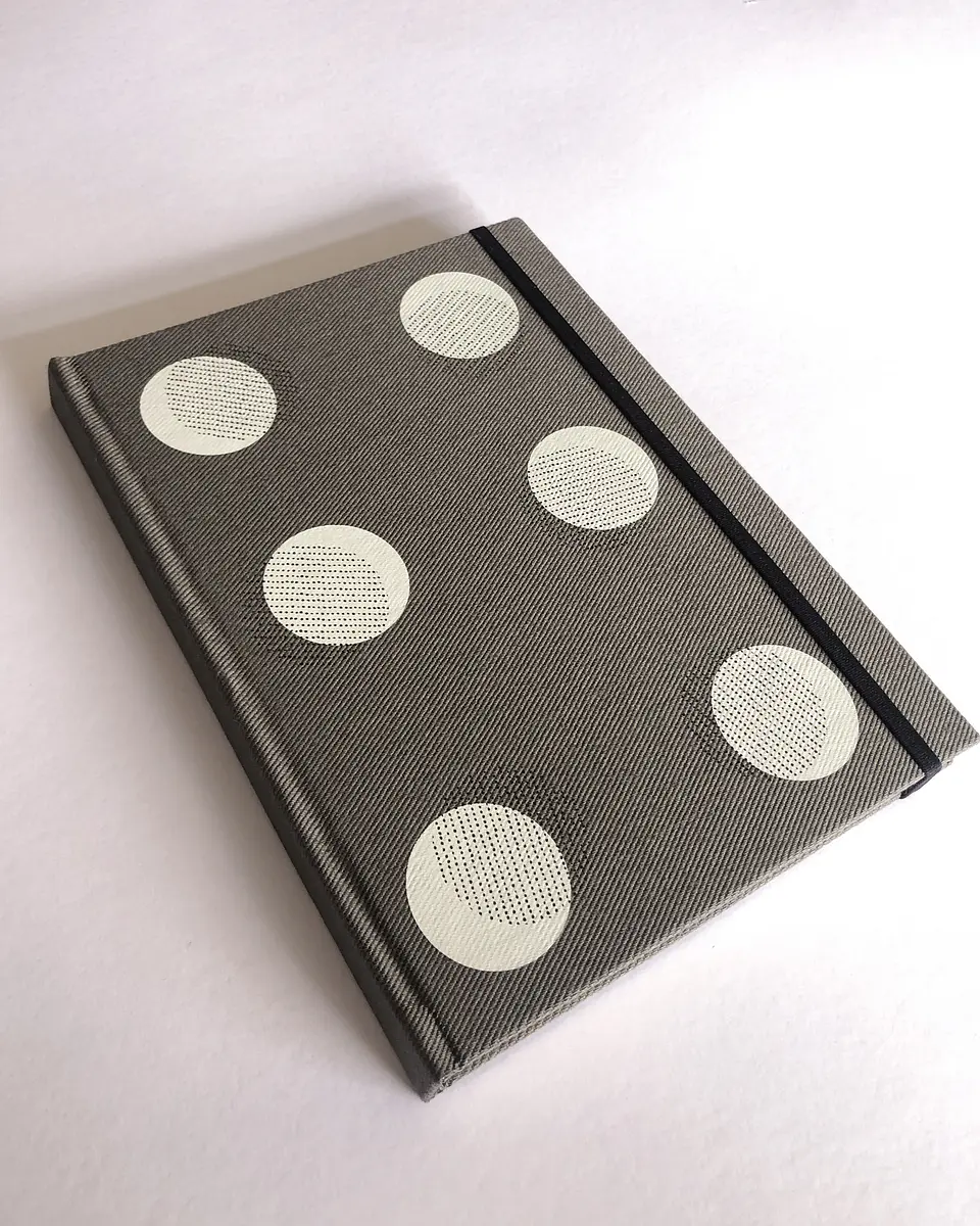 Cuaderno lunares gris, hojas rayadas 1