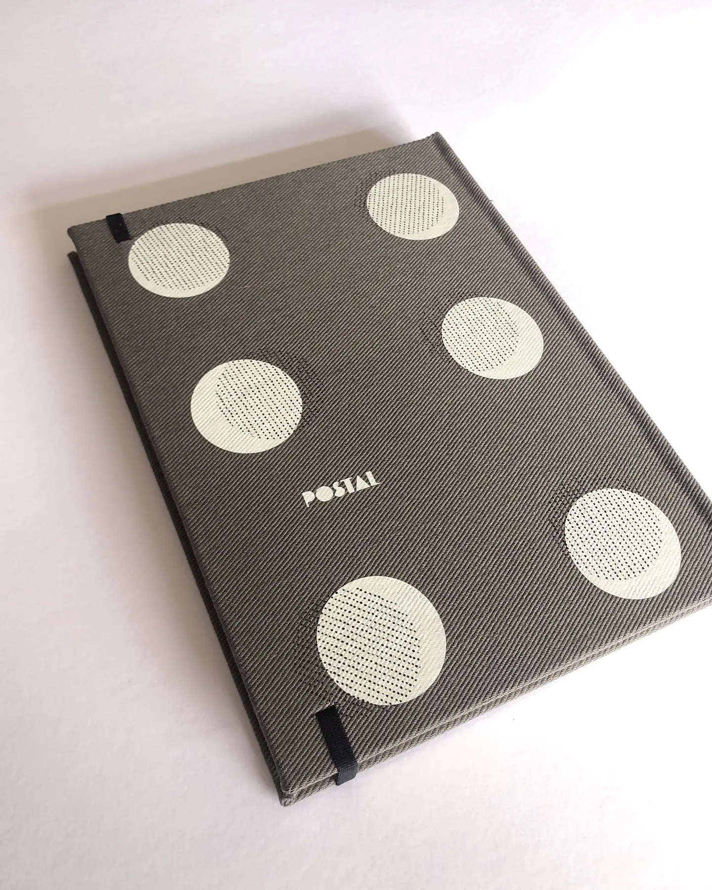 Cuaderno lunares gris, hojas rayadas 2