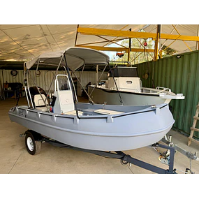  Lancha HDPE Whaly 435R PRO, 40 HP y carro de arrastre.