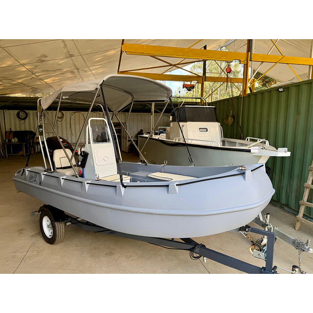  Lancha HDPE Whaly 435R PRO, 40 HP y carro de arrastre.