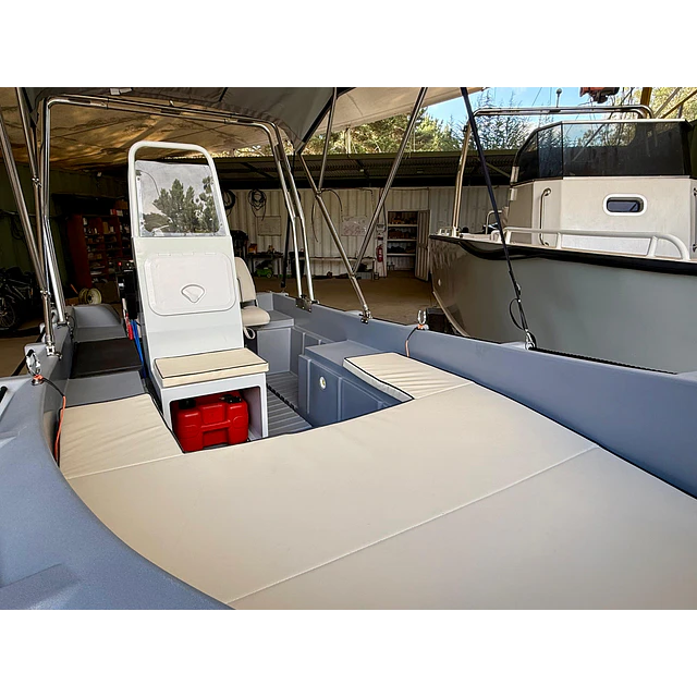  Lancha HDPE Whaly 435R PRO, 40 HP y carro de arrastre.