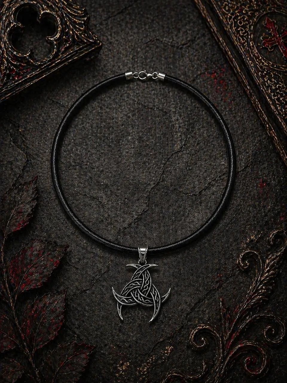 🖤 Collar Triqueta esotérica de Protección pieza única 2