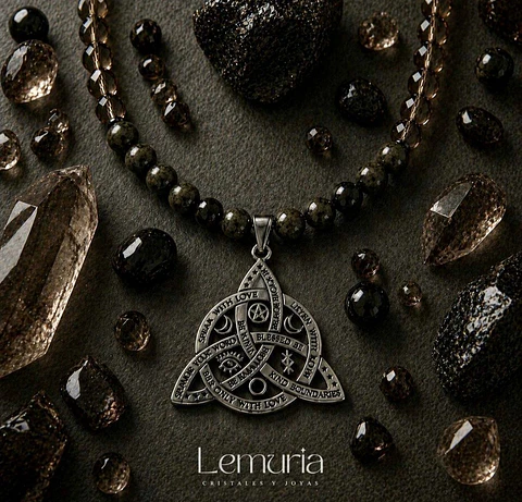 COLLAR TRIQUETA PIEZA ÚNICA ✨