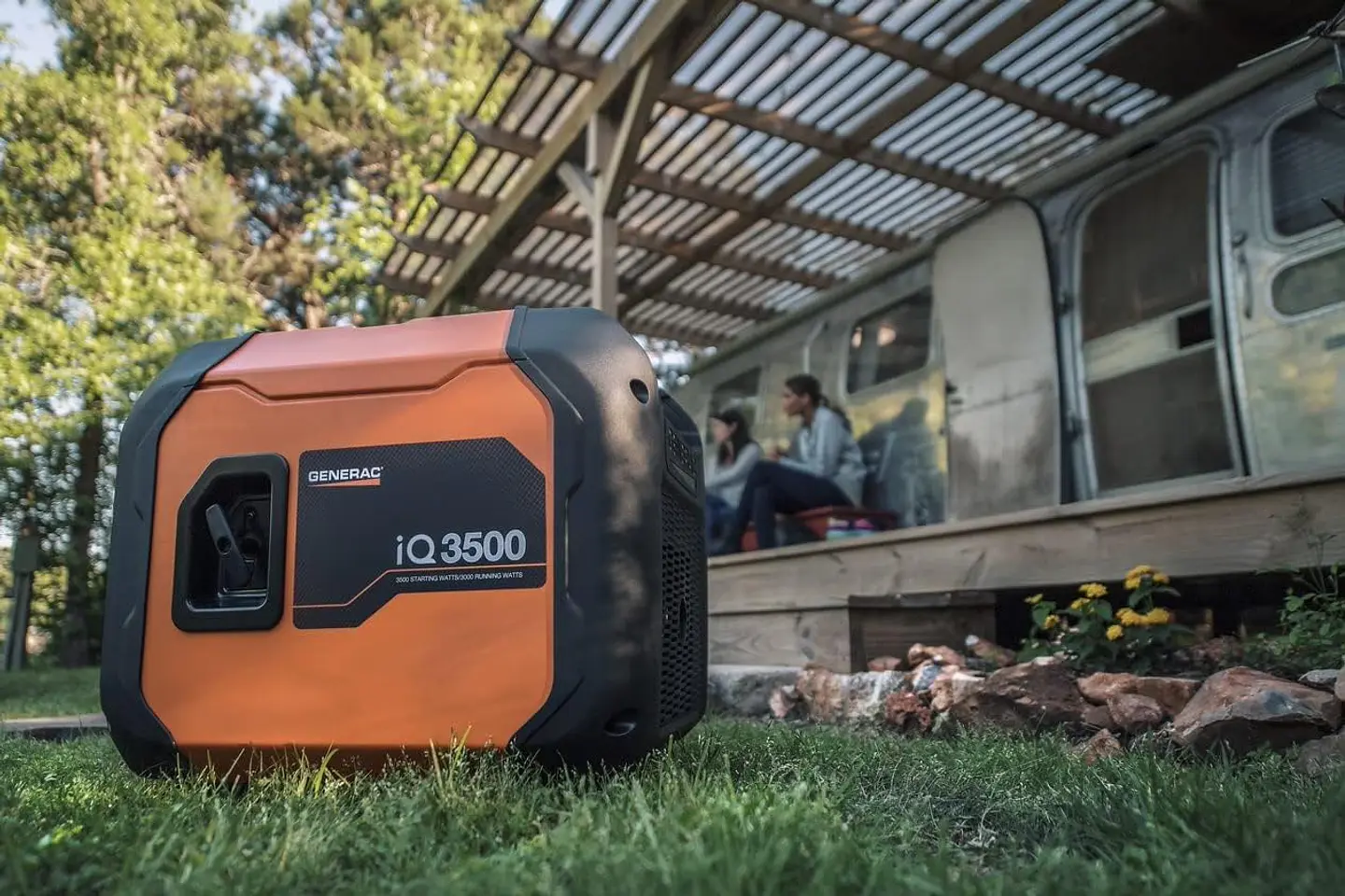 Generac 8251 GP2500i - Generador inversor portátil a gas de 2,500 vatios - Diseño compacto y ligero - Produce energía limpia y estable - Tecnología COsense 8