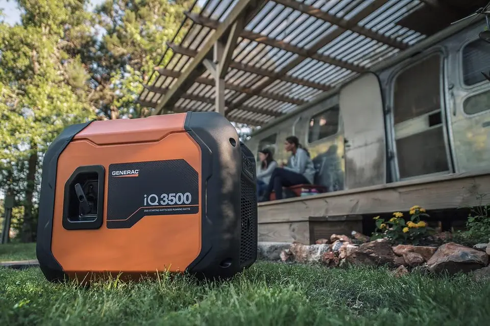 Generac 8251 GP2500i - Generador inversor portátil a gas de 2,500 vatios - Diseño compacto y ligero - Produce energía limpia y estable - Tecnología COsense 8
