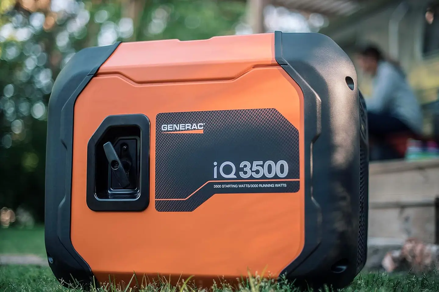 Generac 8251 GP2500i - Generador inversor portátil a gas de 2,500 vatios - Diseño compacto y ligero - Produce energía limpia y estable - Tecnología COsense 11