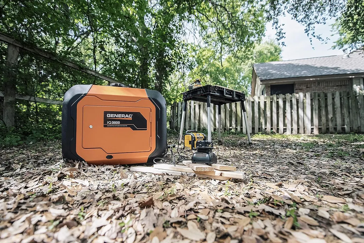 Generac 8251 GP2500i - Generador inversor portátil a gas de 2,500 vatios - Diseño compacto y ligero - Produce energía limpia y estable - Tecnología COsense 12