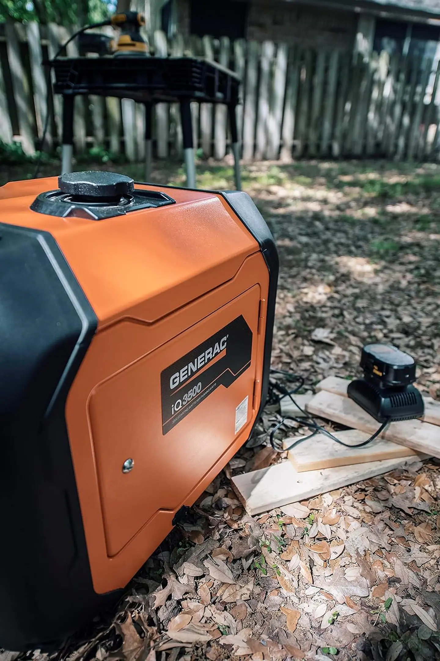 Generac 8251 GP2500i - Generador inversor portátil a gas de 2,500 vatios - Diseño compacto y ligero - Produce energía limpia y estable - Tecnología COsense 13