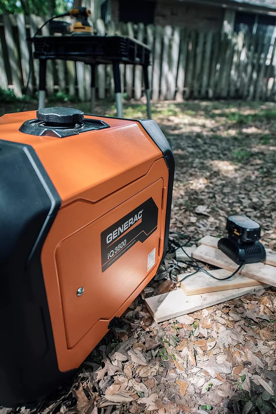 Generac 8251 GP2500i - Generador inversor portátil a gas de 2,500 vatios - Diseño compacto y ligero - Produce energía limpia y estable - Tecnología COsense 13