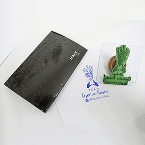 timbre Artesanal  9x9 cms ( base acrílico)