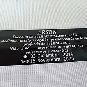 Placa conmemorativa para mascotas – Grabado en Lamicoid-6x2 cms 