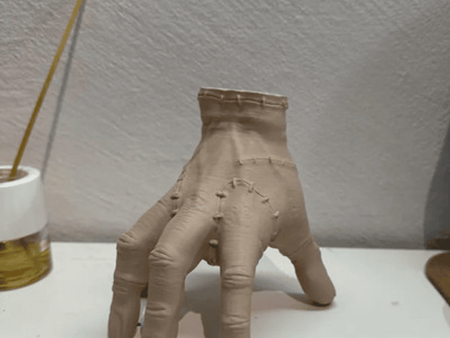 Portalápices - Mano Wednesday Addams 2