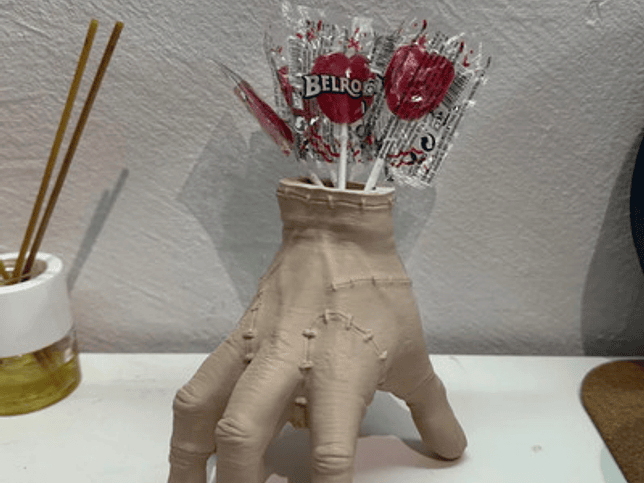 Portalápices - Mano Wednesday Addams 3