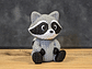 Mini Figura - Mapache Estilo Tejido - Miniatura 2