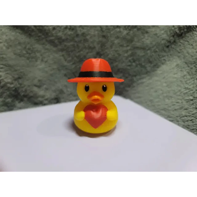Pato Con Sombrero Sujetando Un Corazón