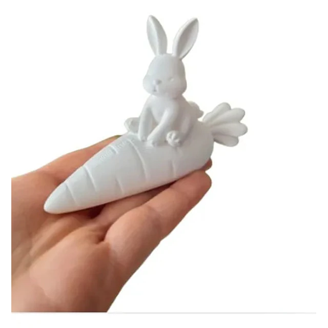 Escultura- Conejo De Pascua Tierno Sobre Zanahoria