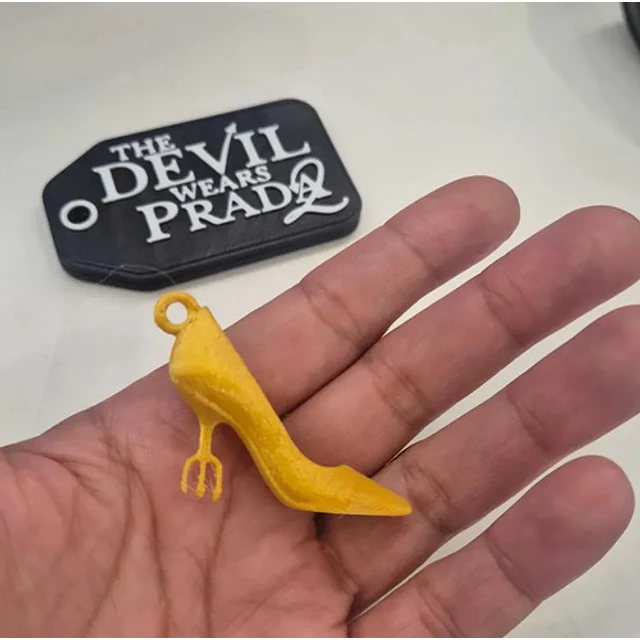 Llavero Zapato Dorado El Diablo Viste A La Moda