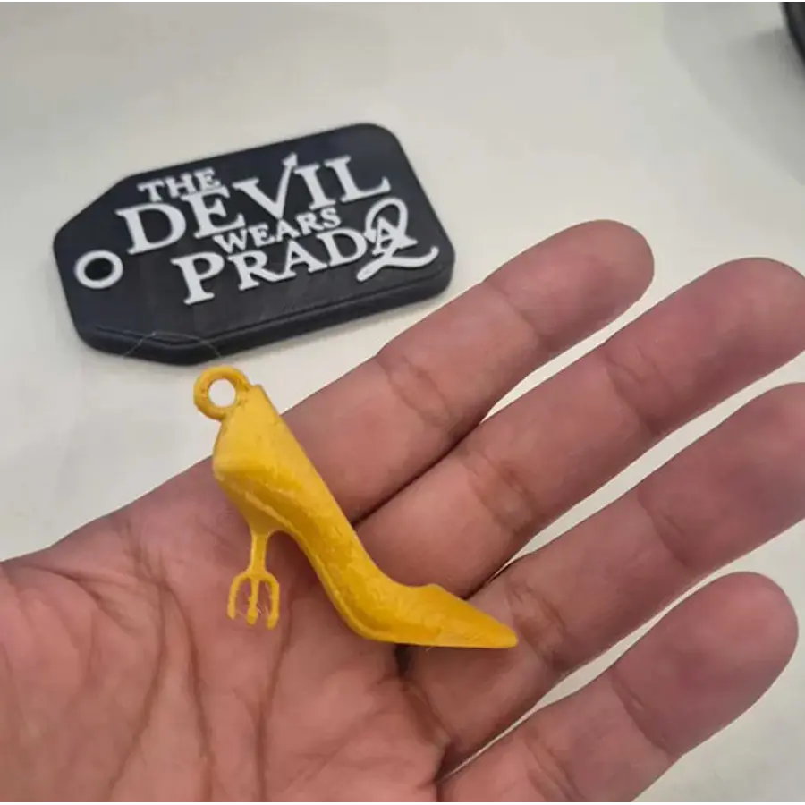 Llavero Zapato Dorado El Diablo Viste A La Moda