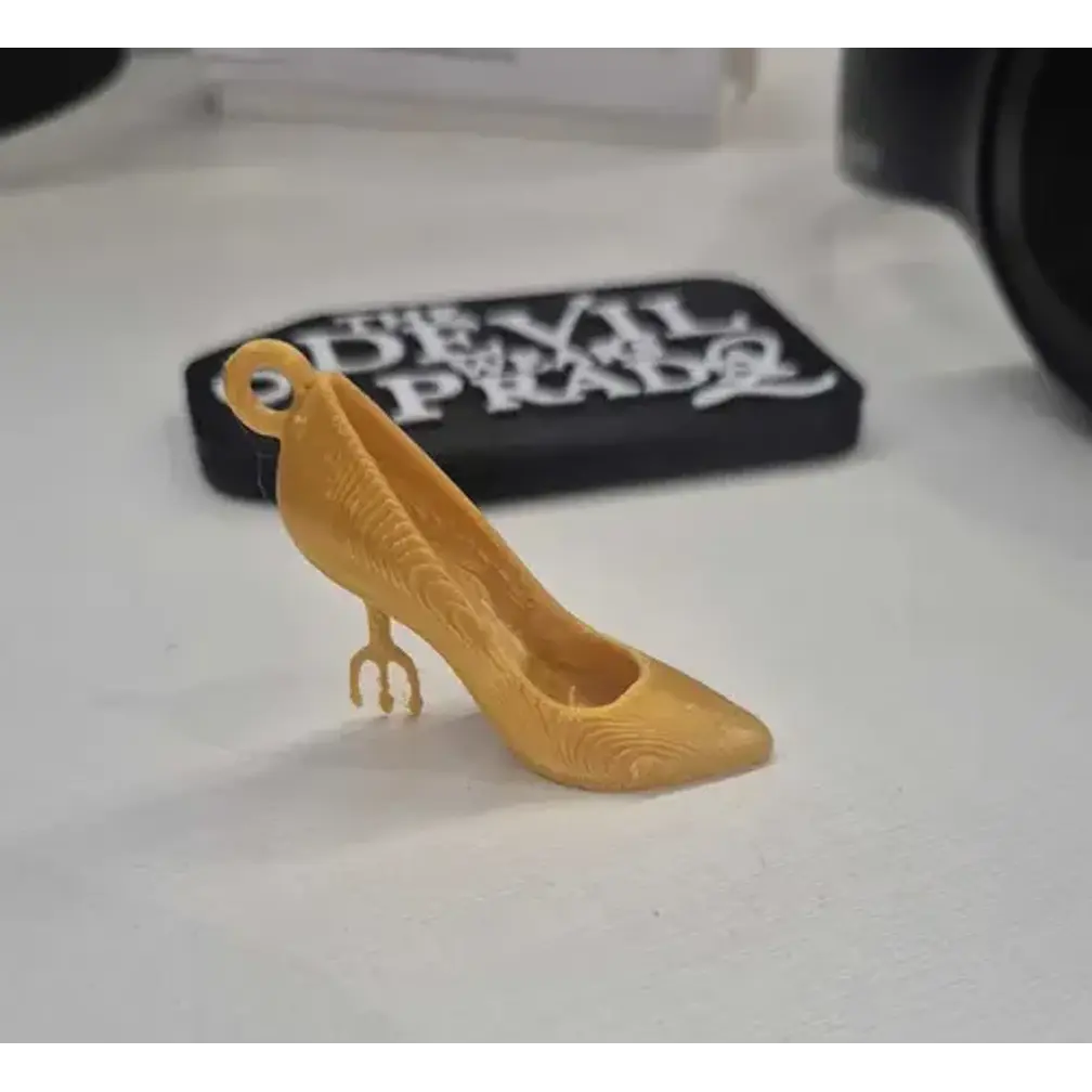 Llavero Zapato Dorado El Diablo Viste A La Moda 3