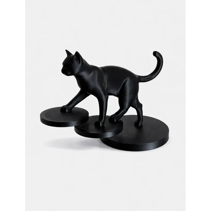 Estatua De Gato Equilibrado 3