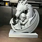 Escultura Decorativa Prints Patro- Abrazo Niña Y Dragón - Miniatura 3