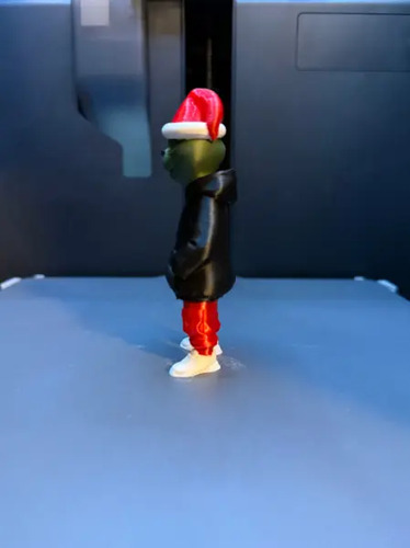 Figura Navideña De Grinch Con Look Urbano - Foto 2
