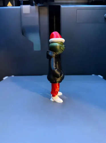 Figura Navideña De Grinch Con Look Urbano - Foto 4