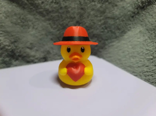 Pato Con Sombrero Sujetando Un Corazón