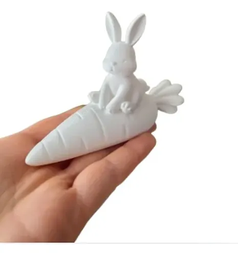 Escultura- Conejo De Pascua Tierno Sobre Zanahoria