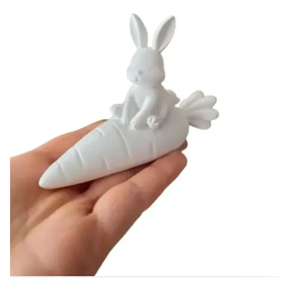 Escultura- Conejo De Pascua Tierno Sobre Zanahoria 1