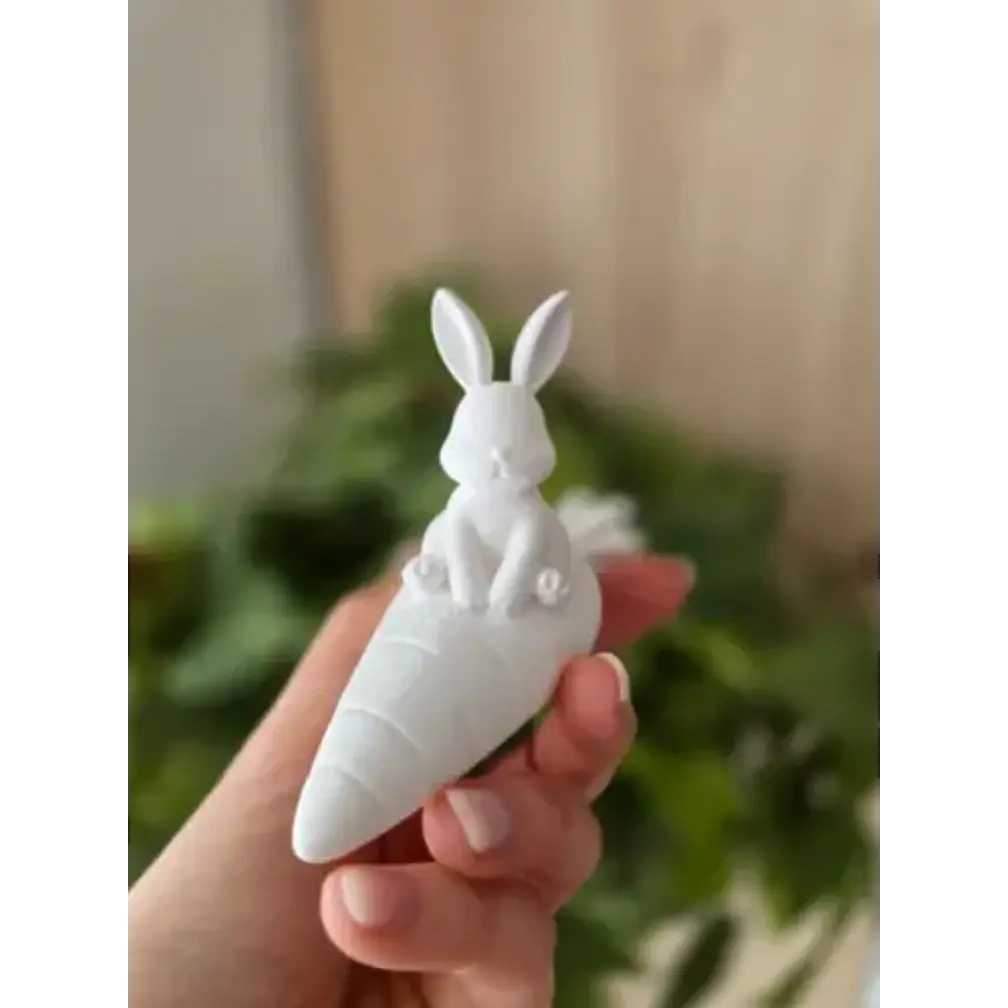 Escultura- Conejo De Pascua Tierno Sobre Zanahoria 2
