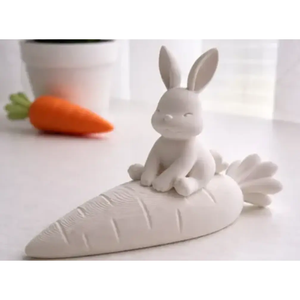 Escultura- Conejo De Pascua Tierno Sobre Zanahoria 3