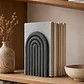 Figura Decorativa De Sujeta Libros De Arco Moderno - Miniatura 5