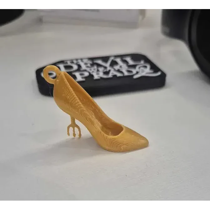 Llavero Zapato Dorado El Diablo Viste A La Moda 3