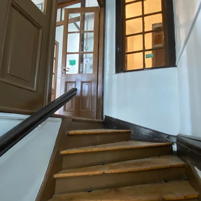 Arriendo amplio local  4