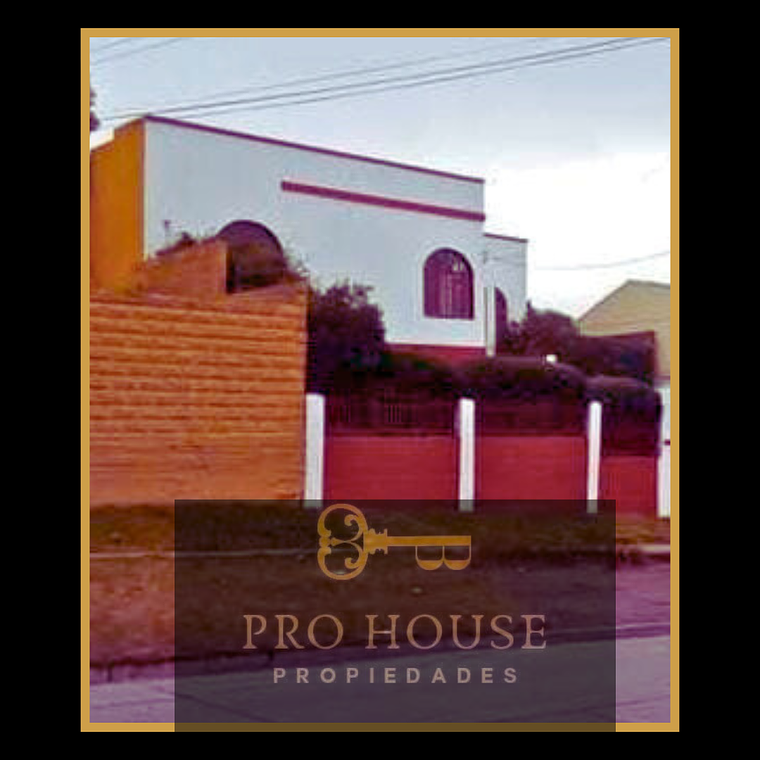 Propiedad histórica ubicada a pasos de centro  1