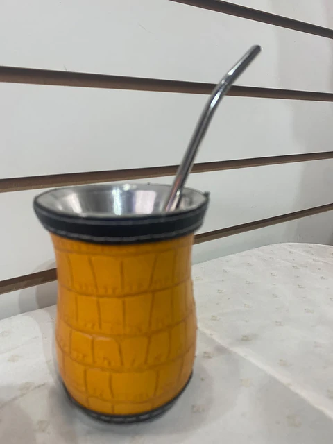 Mate forrado en cuero amarillo texturado