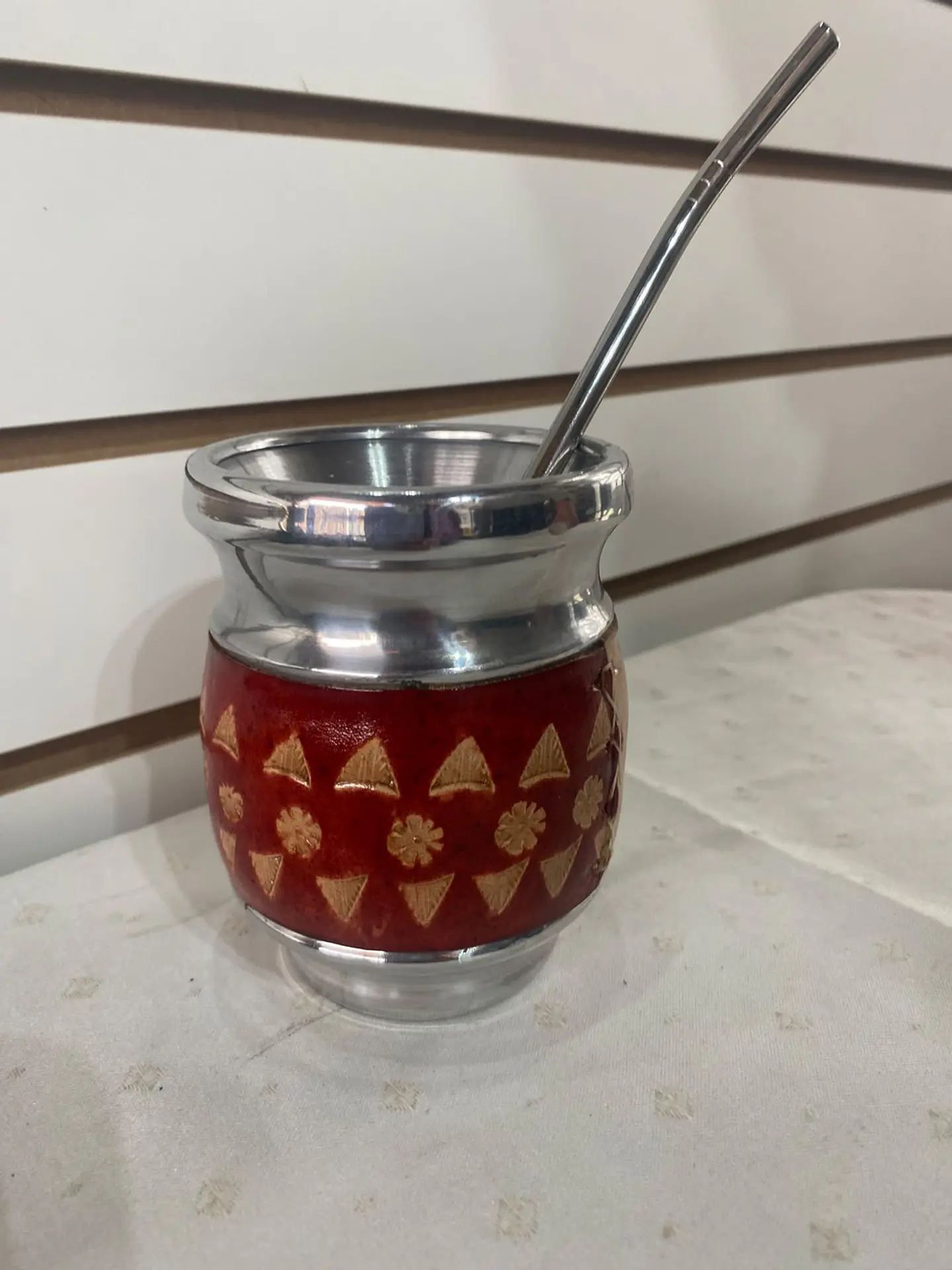 Mate forrado en cuero rojo - Triángulos y flores 1